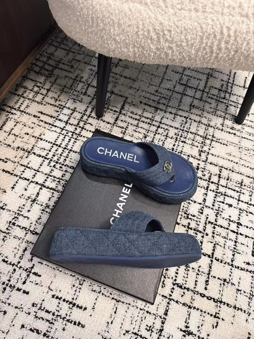 👟👟Ex-factory price 502👟👟 High version Chanel new color thick-soled slippers, easy to wear and versatile, must-have high-end tool shoes in summer, upper lambskin & customized denim, lining calfskin, original outsole Size: 35-39 (customized for 40, non-refundable)